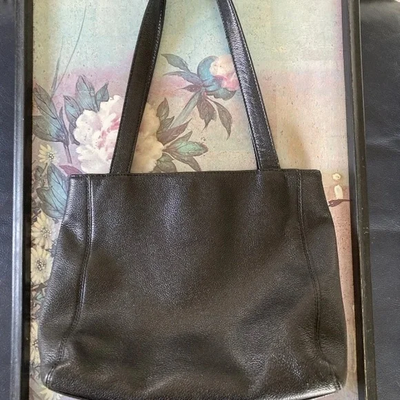 CHANEL Black Leather Shoulder Bag with Classic Design - Picture 3 of 17